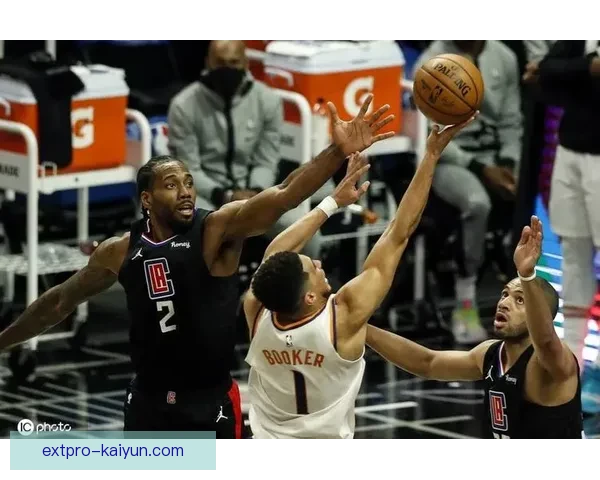 滕哈赫战术执行案例显示球队整体表现逐渐稳定，战术默契提升在逐步显现。